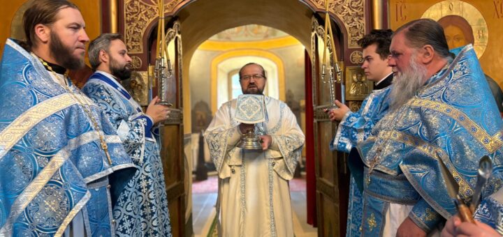 Праздник Успения Божией Матери, Параклисис и Божественная литургия